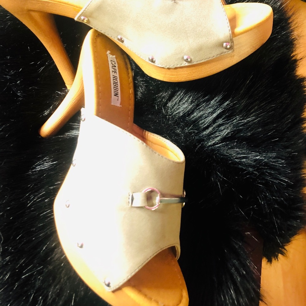 Toupe color studded clog